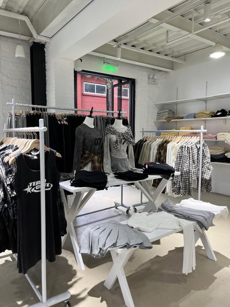 时尚前沿：梵八服装店引领潮流新风尚